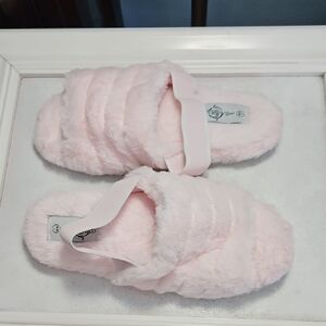 NWOT Sole Mates Cozy Pink Faux Fur Slippers Size Large 8/9